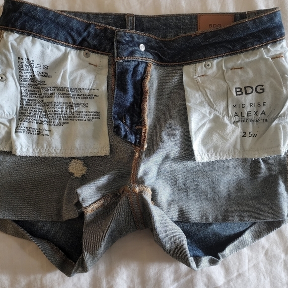 BDG mid rise 5 pocket Alexa shortie shorts size 25 - Picture 3 of 5